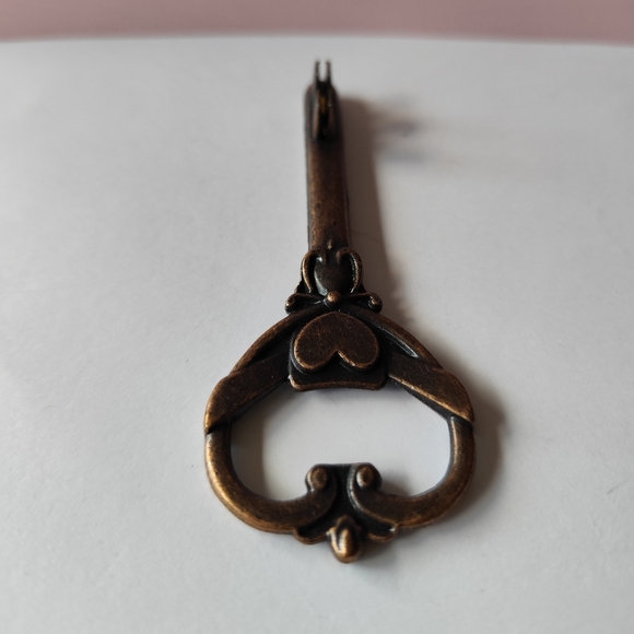 4/$20💥Vintage Brass Skeleton Key Heart Shaped Bottle Opener - Picture 2 of 3